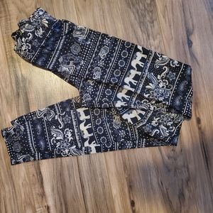 Rue 21, small, black and white